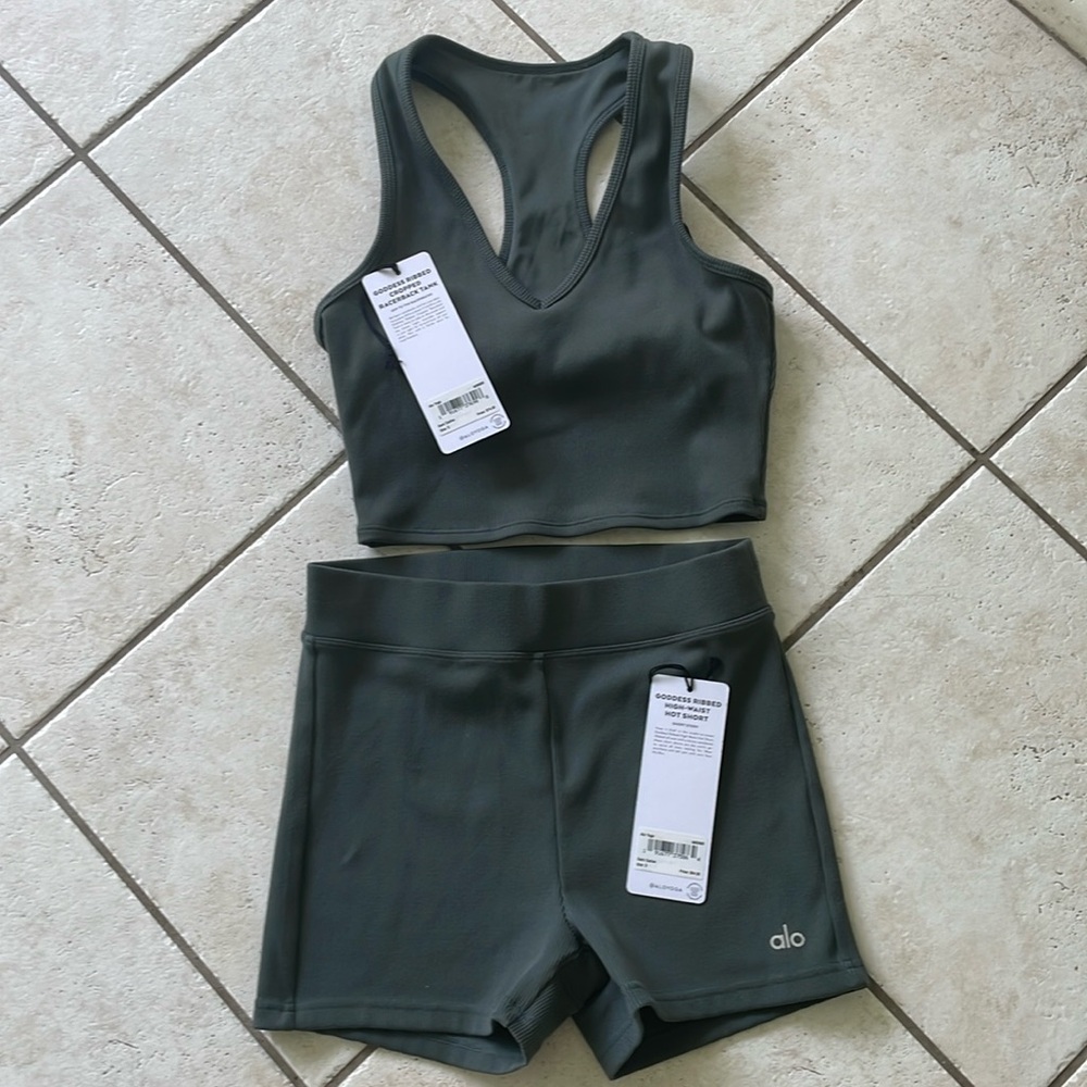 EUC! Women’s ALO Goddess Ribbed High-waist Hot Short & Cropped Racerback Tank.